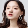 Dingxin Jewelry Earrings 9120017, a popular new product in foreign trade, offers fashionable metal earrings with a European and American style. Wholesale supply from the manufacturer Specification image